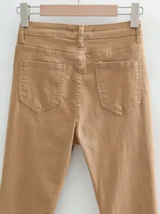 Détail arrière du jean évasé taille haute marron avec deux poches