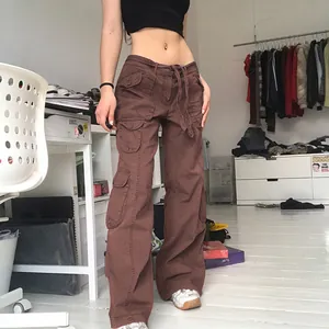 Vue d'ensemble d'un pantalon cargo marron vintage à jambes larges et poches cargo
