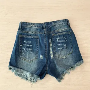 Detailansicht der distressed Rücktaschen und Fransensaum bei dunklen Jeans-Shorts