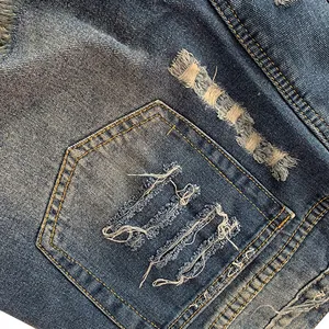 Nahaufnahme einer Denim-Tasche mit Fransen und Distressed-Details an kurzen Hosen