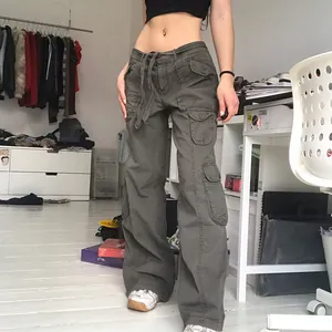 Vue détaillée du pantalon cargo vintage large avec poches pour femmes.