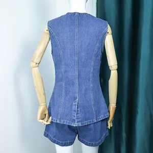 Vista posterior de un conjunto vaquero de dos piezas con chaleco entallado y shorts