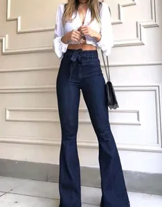 Gros plan détaillé d'un jean évasé bleu foncé à taille haute pour femme avec lien