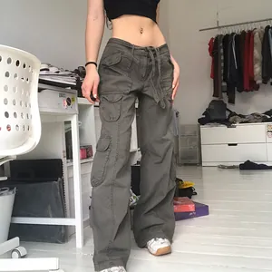 Vue détaillée du pantalon cargo rétro taille basse avec poches multiples et coupe large.
