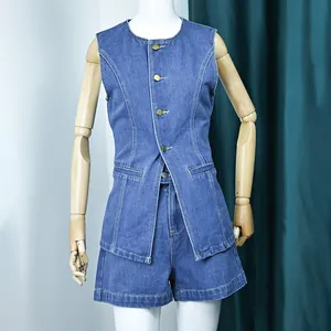 Vista detallada de un conjunto de dos piezas de denim azul con chaleco ajustado y pantalones.