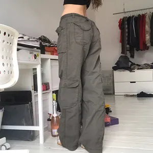 Vue détaillée de l'arrière d'un pantalon cargo vintage à jambes larges vert olive