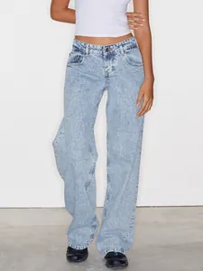 Vue détaillée du jean droit pour femme en denim bleu clair avec un délavage à l'acide