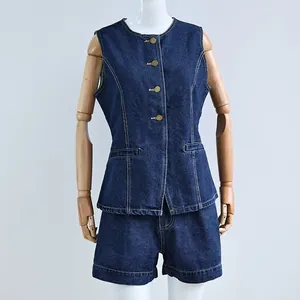 Detalle del conjunto vaquero de dos piezas para mujer con chaleco y pantalones cortos