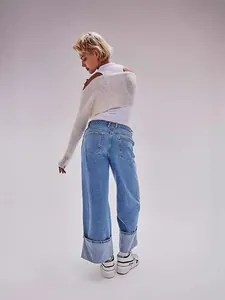 Jean denim droit délavé vintage pour femme avec larges revers et taille moyenne, coupe décontractée