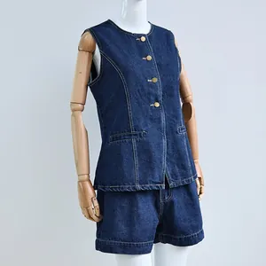 Vista lateral de conjunto vaquero de dos piezas para mujer con chaleco y shorts