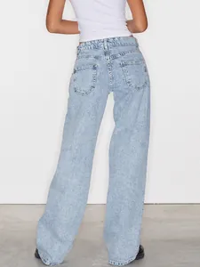 Vue arrière détaillée d'un jean en denim bleu clair pour femme avec coupe large et taille haute