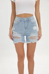 Vista dettagliata dei pantaloncini di jeans strappati azzurri con orli sfrangiati