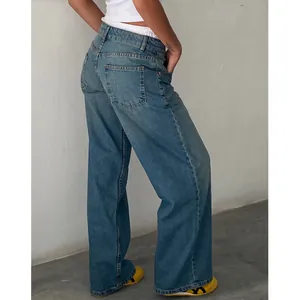 Vue latérale arrière de jean femme rétro taille basse jambe droite en denim bleu délavé vintage
