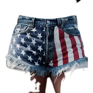 Damen-Denim-Shorts mit USA-Flaggen-Print, Fransen und einem Sternenstreifen-Muster.