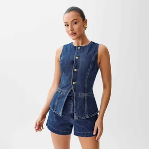 Elegante conjunto de dos piezas con chaleco vaquero azul oscuro y pantalones cortos
