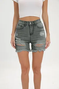 Dettaglio frontale di pantaloncini in jeans grigi da donna con strappi e orli sfrangiati.
