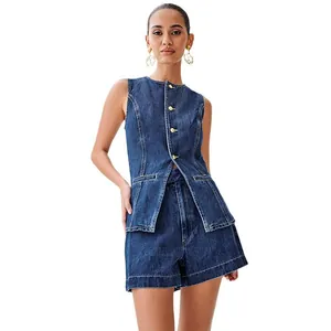 Elegante conjunto de mezclilla de dos piezas para mujer con chaleco y pantalones cortos.