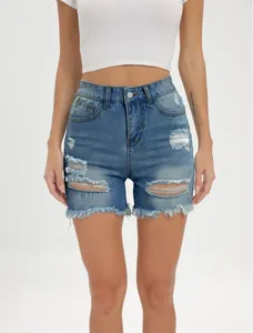 Dettaglio di pantaloncini di denim blu invecchiato con bordi a frange per donna