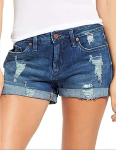 Short en jean déchiré pour femme avec design extensible et bas de jambe retroussés