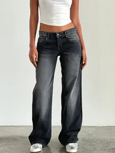 Présentation par mannequin de ce jean en denim noir délavé de haute qualité pour femmes