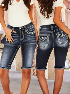Vue détaillée du short en jean pour femme avec coutures blanches et poches brodées