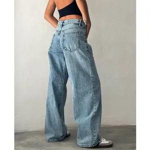 Vue arrière détaillée d'un jean denim délavé clair à jambes larges pour femmes