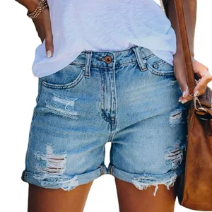 Pantaloncini di jeans casual a vita alta da donna con strappi e orli risvoltati alla moda.