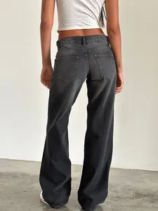 Vue arrière détaillée d'un jean droit pour femme en denim gris délavé à taille haute