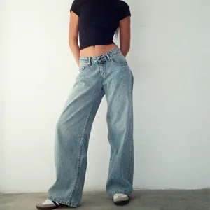 Jean en denim rétro américain à taille basse et jambes larges pour femmes en bleu délavé