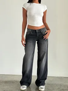 Vue détaillée du jean en denim délavé gris à jambe large pour femme style décontracté