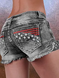 Detalle de pantalones cortos vaqueros para mujer con bordado de estrellas y rayas y bajos