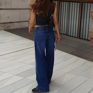 Vue arrière d'un jean en denim bleu délavé à taille basse montrant une coupe décontractée