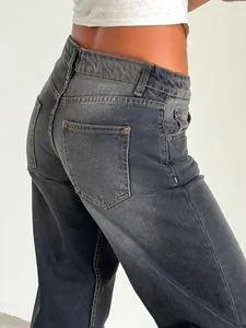 Vue rapprochée détaillée de la poche arrière d'un jean droit gris foncé pour femme