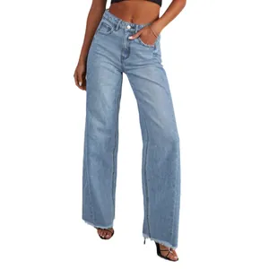 Detaillierte Ansicht einer High-Waist-Jeans mit weitem Bein und modisch ausgefranstem Saum