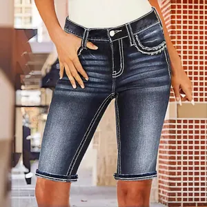Short en jean bleu foncé pour femme avec coutures blanches contrastées et broderie