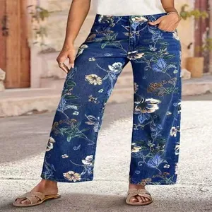 Gedetailleerd overzicht van damesjeans met vintage bloemenprint en rechte snit