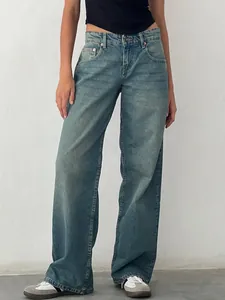 Vue détaillée du jean bleu haut de gamme à taille haute et coupe droite pour femme