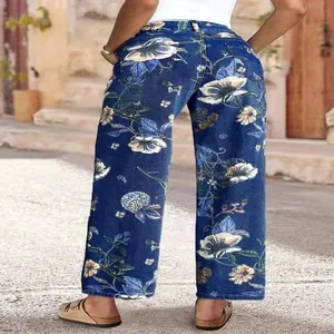 Achteraanzicht van blauwe spijkerbroek met rechte pijpen en all-over bloemenprint.