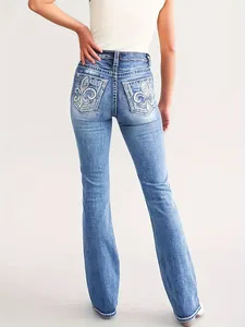 Schlanke Bootcut-Jeans für Damen mit dekorativer weißer Stickerei auf den Gesäßtaschen