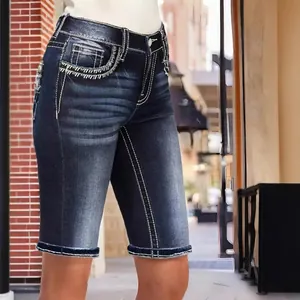 Short bermuda en jean bleu foncé pour femme avec surpiqûres contrastées blanches