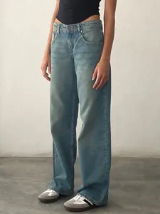 Vue en pied d'un jean droit pour femme en bleu clair dans un cadre de vie quotidien