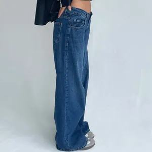 Vue latérale d'un jean vintage américain à taille basse et jambes larges délavé.