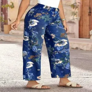 Detailweergave van damesjeans met vintage bloemenprint, hoge taille en wijde pijpen
