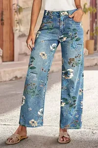 Gedetailleerd overzicht van modieuze damesjeans met bloemenprint en wijde rechte pijpen