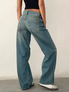 Vue arrière d'un jean en denim bleu à coupe droite pour femme dans un style lifestyle
