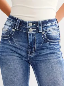 Detailansicht einer High-Waist-Jeans mit weißen Kontrastnähten und Doppelknöpfen.