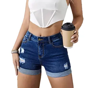 Short en jean déchiré à taille moyenne pour femme avec ourlet retroussé, bleu foncé chic.