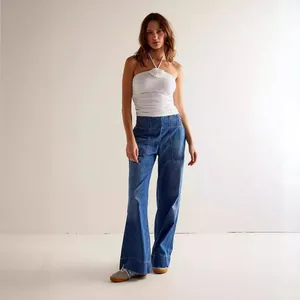 Fashionable women's low-waist wide-leg denim jeans in a loose slimming fit for daily wear