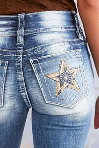 Gros plan détaillé de la broderie étoile sur la poche arrière du jean pour femmes.