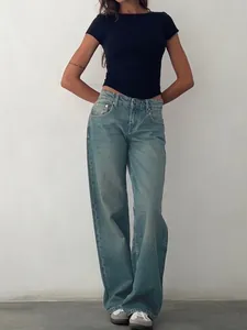 Jean droit femme bleu clair à taille haute avec un design décontracté et moderne chic